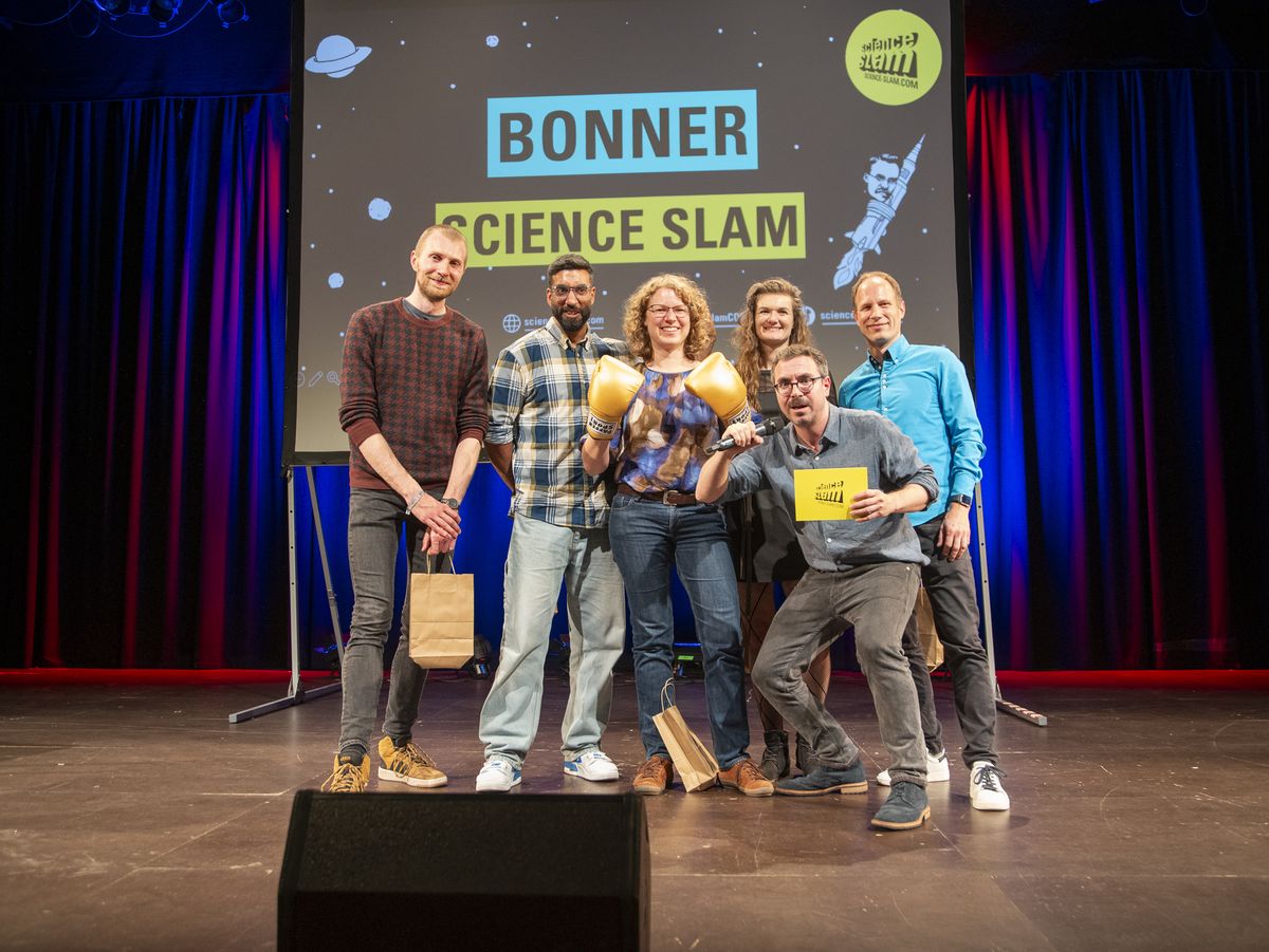 Bonner Science Slam group with trophy
